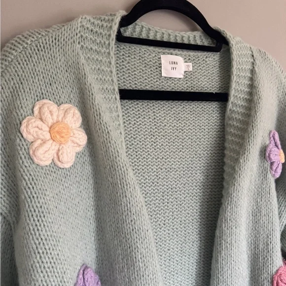 Luna Ivy chunky flower cardigan - Picture 2 of 5